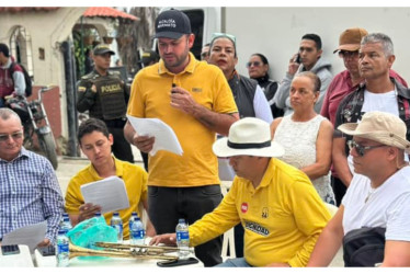 El alcalde de Marmato, Carlos Alberto Cortés, durante el plantón realizado este martes en la vía principal del municipio, específicamente al frente de la Alcaldía. 