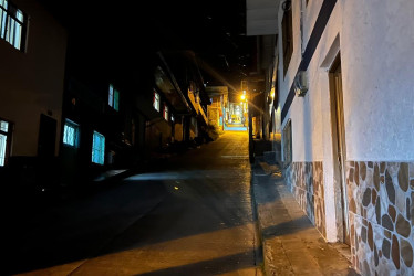 Foto | Cortesía | LA PATRIA Así luce la calle 12 entre carreras 1 y 3 en la noche.