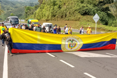 Este jueves (20 de febrero) se presenta un taponamiento de la doble calzada entre Manizales y Pereira, en el punto de Guayabal