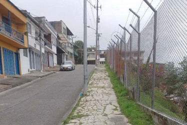 Fotos I LA PATRIA  En Calle Larga, vía que une a los barrios Chipre y Campohermoso, parte de un andén está invadido de hendiduras. La Alcaldía la incluyó en el inventario de necesidades. La comunidad espera las obras. 