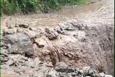 La vía Manzanares-Marulanda, en Caldas, está reducida a un carril en el sector La Balastrera. Los aguaceros y una cañada han ido carcomiendo la banca vial. Reporte de las vías de Caldas del jueves (13 de febrero).