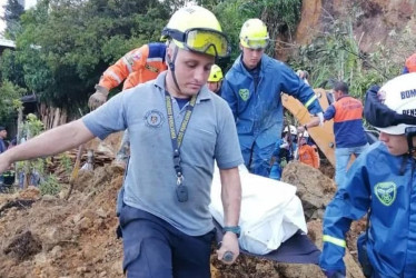 Deslizamiento en el casco urbano de Pensilvania (Caldas) en el que falleció un joven de 20 años.