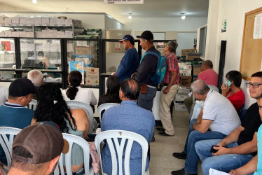 Congestión en la Oficina de Hacienda de Anserma para reclamar facturas de impuestos. 