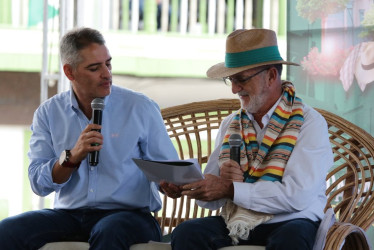 Andrés Julián Rendón, gobernador de Antioquia, y su homólogo de Caldas, Henry Gutiérrez este sábado en Caramanta en el Encuentro de los 50 Pueblos Paisas.