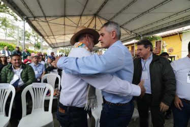 Los gobernadores de Caldas y Antioquia, Henry Gutiérrez y Andrés Julián Rendón, este sábado en Caramanta. 