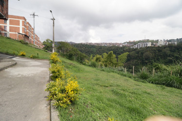 Habitantes de Villa Juanita aseguran que este predio hace parte de la historia del barrio y lo han cuidado por 40 años, además de ser espacio de encuentro.