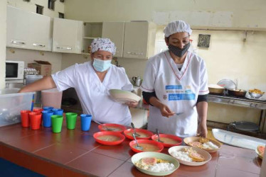  Foto I Archivo I LA PATRIA  Mil 33 mujeres están a cargo de la preparación del alimento en sitio, que reciben cada día miles de alumnos en colegios públicos en 26 municipios de Caldas.