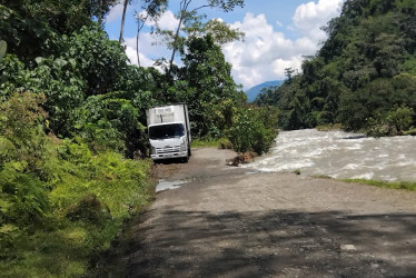 Pérdida de la banca en la vía entre Pueblo Nuevo (Caldas) y Nariño (Antioquia), a un lado del río Samaná Sur.