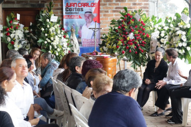  Familiares, amigos y compañeros del partido Liberal despiden el exalcalde de Risaralda (Caldas), Juan Carlos Cortés, quien falleció ayer. 