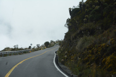 la vía que bordea el volcán Nevado del Ruiz. 