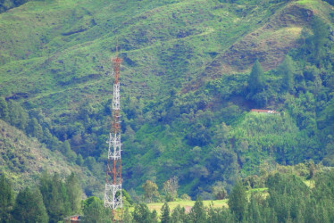 Foto | Rubén Darío López Londoño | LA PATRIA  La antena de Claro en el Alto de Marianita fue una de las primeras instaladas en el municipio. Los usuarios se quejan por las continuas interrupciones en los servicios de voz y de datos. 