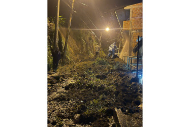 Los vecinos de Villa Jordán, en Morrogacho, ya le habían advertido meses atrás al Cuerpo de Bomberos que podía haber un derrumbe en el sector.