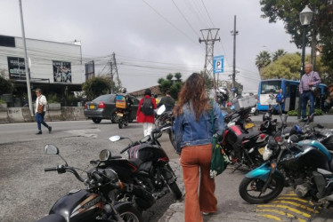 Fotos | Cortesía | LA PATRIA  A los peatones les toca esquivar los vehículos que se parquean en la entrada del Bancolombia para poder cruzar la calle.