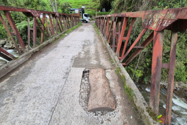 Foto | Freddy Arango | LA PATRIA Este puente es constantemente transitado. 