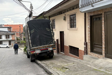 Fotos | Luis Fernando Trejos | LA PATRIA  Esta es la calle en la que los carros parquean constantemente en el andén.