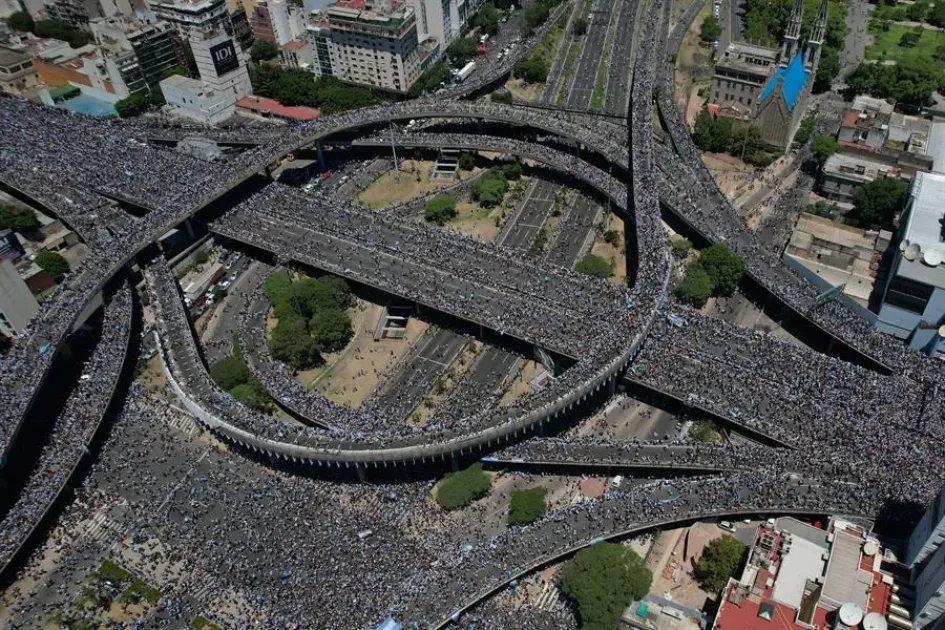 Caos generalizado en Buenos Aires Argentina finaliza su caravana