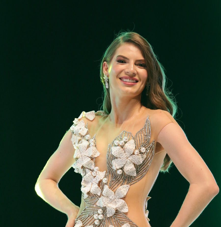 Florada del Café fue el nombre del traje de gala de la representante de Brasil. El vestido fue diseñado por Helcio Junior y se inspiró en la floración del cafetero.