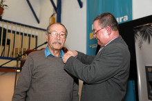 Ángel María Ocampo Cardona, presidente de la Asociación Caldense de Historia, entrega botón a Jorge Eliecer Zapata.