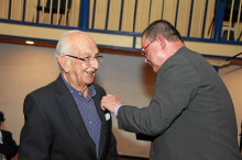 Ángel María Ocampo Cardona, presidente de la Asociación Caldense de Historia, entrega botón a José Jaramillo Mejía.