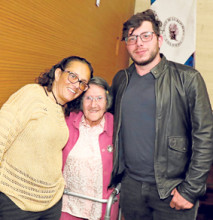 La poeta Dorian acompañada de su hija, Alejandra Becerra Hoyos, y su nieto, Urano Idarrága Becerra.