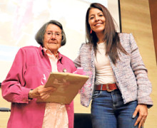 La poeta Dorian Hoyos recibe un reconocimiento de manos de Ivonne Paola Mendoza, gerente del Centro Cultural del Banco de la República de Manizales.
