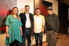 Jurados y asesor del trabajo de grado acompañan al expositor: Sandra Lince, Adolfo Grisales y Carlos Buriticá.