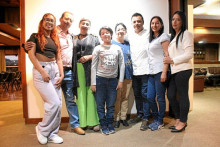 El artista en compañía de su familia: Ángela Ramírez, Carlos Arley Rivera, Jackeline Ramírez, Nicolás Fierro, Elcy Quintero, él, Gladys Toro y Sofía Aguirre.