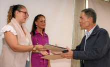 La distinción de Profesor Honorario al docente Carlos Alberto Ospina Herrera que recibió el galardón de Paula Tatiana Pantoja Suárez, presidenta del Consejo Superior.