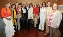Grupo de damas asistentes a la conferencia en compañía del expresidente Andrés Pastrana Arango.