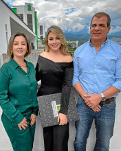 Fotos| Cortesía | LA PATRIA Daniela Botero recibió su título de postgrado en Gerencia de la Comunicación Digital. La acompañaron sus padres Erika Aristizábal Soto y Danilo Botero Jaramillo.