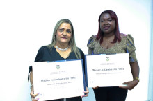 Marleny Montoya y María Enriqueta Valencia recibieron sus títulos de magísteres en Administración Pública.