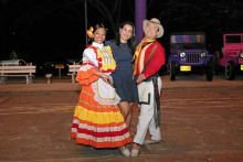 Lina Marcela Higuita, líder de comunicaciones gas EPM junto con los artista de la compañía de Tradición Cultural Quindío.