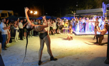 Fiesta de bailarines con lanza fuegos.