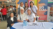 Las hermanas Ligia Agudelo, Gloria del Carmen Torres y Yenni Paola Flórez, acompañadas de  Yuliana Marcela Marín, Tatiana Vásquez y Stella Morales.