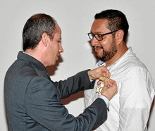 Fotos | Luis F. Rodríguez García . El alcalde de Salamina condecorando a Andrés Felipe Taba, gerente Empocaldas.