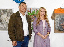 Francisco Serrano, funcionario de la Subdirección de Educación de la Dirección Nacional del Inpec, junto con la teniente coronel Sandra Liliana Gómez Mejía, directora de la Reclusión de Mujeres de Manizales.