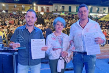 David Montoya, con su empresa platanera; Isabel Trujillo, de la Fundación Esparza Monforte; y Édouard Osorio, empresario, recibieron la Orden del Manzanareño, por sus aportes al desarrollo del municipio.