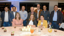 Representantes del Comité de Cafeteros de Caldas: Sandra Rodas Tamayo, coordinadora comercial; Sandra Sanz Álvarez, directora administrativa y financiera; Sonia Villegas Duque, coordinadora de Educación. De pie: Sebastián Echeverry Valencia, coordinador de gestión de proyectos; Edwin Fabio Gálvez Vinasco, coordinador financiero; Luis Fernando Giraldo Castellanos, líder departamental de extensión rural; Marco Tulio Hoyos Duque, director ejecutivo; Juan Carlos Gaviria, arquitecto; Juan Sebastián Arango Pastor