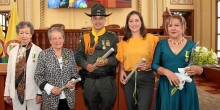 Elena de los Dolores Pérez López, Aracelly Aristizábal López, subintendente Yhovanny Rivera Betancur, Judith Hernández López y Luz Stella Montoya Ramírez, caldenses homenajeados.