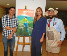 Felipe Chiquito, artista, Adriana Tarud Durán, directora Relaciones Corporativas Grupo Prisa; y Héctor Bernal, somelier.