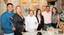 Sebastián Ordóñez, Sandra Naranjo, Angie Valentina Carreño, Reina Lucía Herrera y Carlos Humberto Carreño se citaron para homenajear a Vivian Amaya.