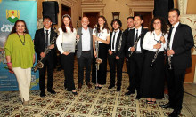 Luz Elena Castaño, secretaria de Cultura de Caldas, y Henry Gutiérrez Ángel, gobernador de Caldas, junto a los músicos que integran el Coro de Clarinetes de la Universidad de Caldas, ganadores en la categoría Mejor Conjunto Instrumental.