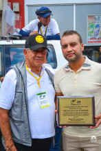 El Clásico le rindió un homenaje Édgar Galeano, quien por muchos años fue juez del ciclismo colombiano. El chinchinense murió el año pasado. Héctor Palau, director de la carrera, le entregó una placa conmemorativa a Yeri Galeano, su hijo.