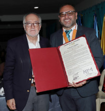 El rector, Luis Fernando Cárdenas, recibió del senador Guido Echeverri la Orden del Congreso de Colombia, en grado de Comendador, en reconocimiento por los 131 años de la institución educativa.