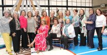 Eleonora Montoya, Paula Robledo, Margarita María Uribe, Ana María Morales, Martha Gaviria, Luz Aida Llano, Valentina Mejía, Adiela Hoyos, María Leonor Escobar, Gloria Inés Franco, Gloria Inés López, Luz María Safón y Ana María Jaramillo. Sentadas: Lina Patricia Moreno, Beatriz Elena Correa y Ana María Robledo. Exalumnas.