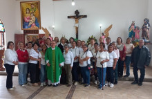 Grupo de egresadas en la capilla del Orfanato en Riosucio junto al padre Óscar y la docente Luz Dary Hoyos.