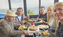 Félix Antonio Bastidas Marulanda celebró su cumpleaños con un almuerzo en el restaurante La Que'suda. Lo acompañan su hijo Jorge y sus nietas Viviana y Marcela.