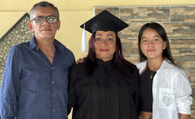 Sirley Mejía (Centro) al lado de su esposo y su nieta en la ceremonia de graduación.