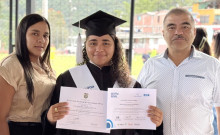 Leidy Xiomara Lemus (centro) en compañía de familiares en la ceremonia de graduación.