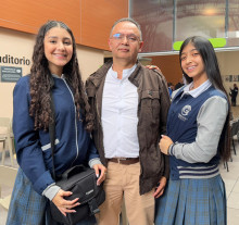 Mariana Soto, Salomé Aristizábal y el docente Leonardo Loaiza, del Colegio Nuevo Gimnasio.